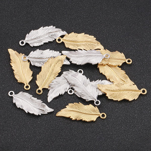 Pendentif Plume Texturé 3D en Acier Inoxydable Or Argent, Breloque DIY pour Bijoux, Accessoire pour Vêtements, Épingle à Cheveux, Pendentif Unisexe Tendance - Product Image 1