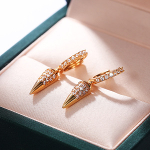 E1193 Orecchini pendenti con punta dorata da donna, in oro 18 carati con micro inserti di cristallo, per uso quotidiano - Product Image 4