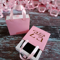 Boîte cadeau de luxe rose pour bijoux, personnalisée avec logo doré estampé à chaud, ruban rose et poignée, petit sac de shopping pour bijouterie