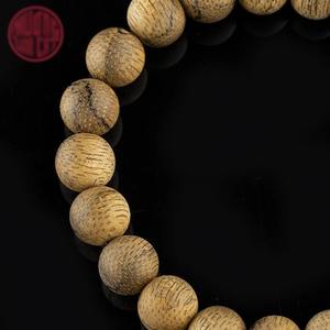 สร้อยข้อมือไม้กฤษณาเม็ดกลมสีแดงขนาด 8 มม. – ไม้กฤษณาธรรมชาติ งานแฮนด์เมด กลิ่นหอมจากเวียดนาม - Product Image 3