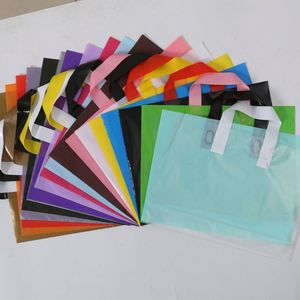 Bolsas de compras al por mayor con cremallera y fuelle lateral de PE personalizadas para ropa y embalaje de regalos para mujer, con logotipo personalizado - Product Image 1