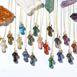 Collar con colgante de seta de cristal de piedras preciosas, colgante de alambre dorado hecho a mano - Product Image 3