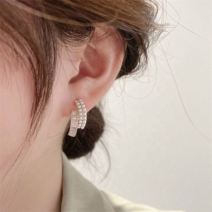 Boucles d'oreilles clous double rang de perles incrustées de diamants, en alliage plaqué or, tendance, pour femme, nouveau style 2025 - Product Image 2