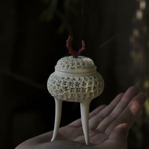 Brûleur d'encens à trois pieds en bambou sculpté à la main pour salle de thé, bureau ou usage religieux - Product Image 4