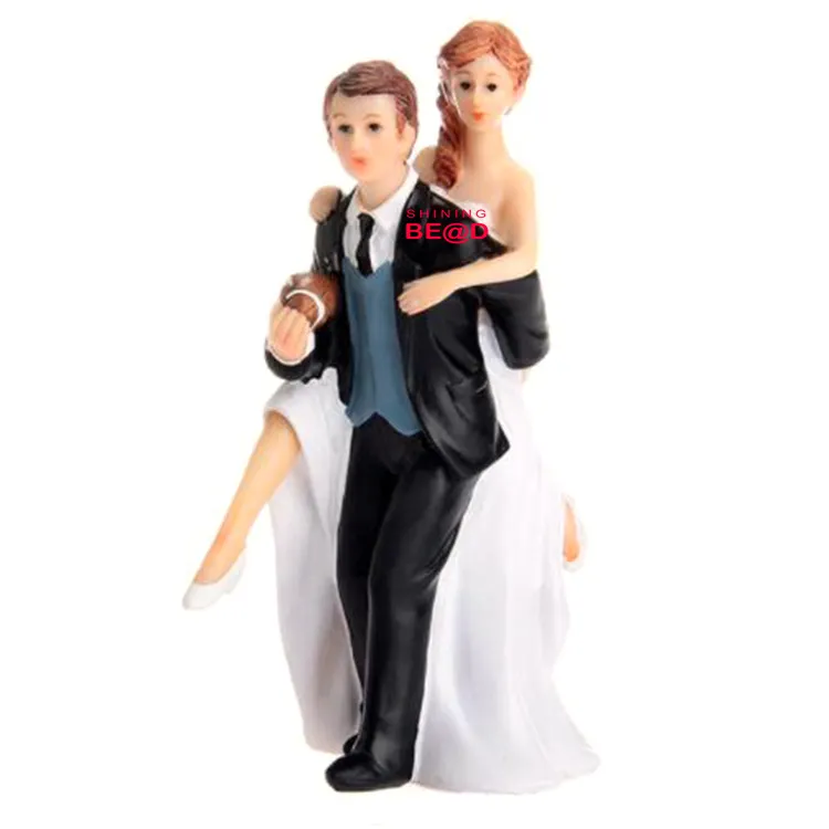 Romantik damat Piggyback gelin heykelcik düğün pastası Topper nişan dekor çiftler için tercih reçine bebek yıldönümü hediyeler