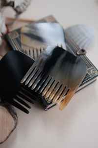 Peine Artesanal Tradicional Hecho de Cuerno de Búfalo, Materiales Naturales que Favorecen el Crecimiento Saludable del Cabello, Textura Suave - Product Image 4