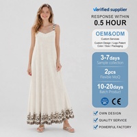 Robe longue fluide crème imprimée style ethnique pour femme, idéale pour l'été et les vacances