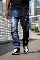 Pantalon en jean asymétrique homme streetwear bleu et noir bicolore, déchiré et vieilli, motif graffiti intégral