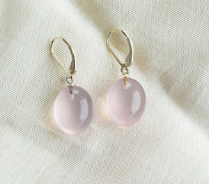 Pendientes colgantes de cuarzo rosa natural Blush Serenity con metal de plata 925, estilo de lujo, en venta. - Product Image 1