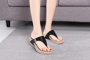 Sandalias de playa para mujer, a la moda, con tachuelas y diamantes incrustados, antideslizantes, para exteriores, a precio mayorista. - Product Image 4