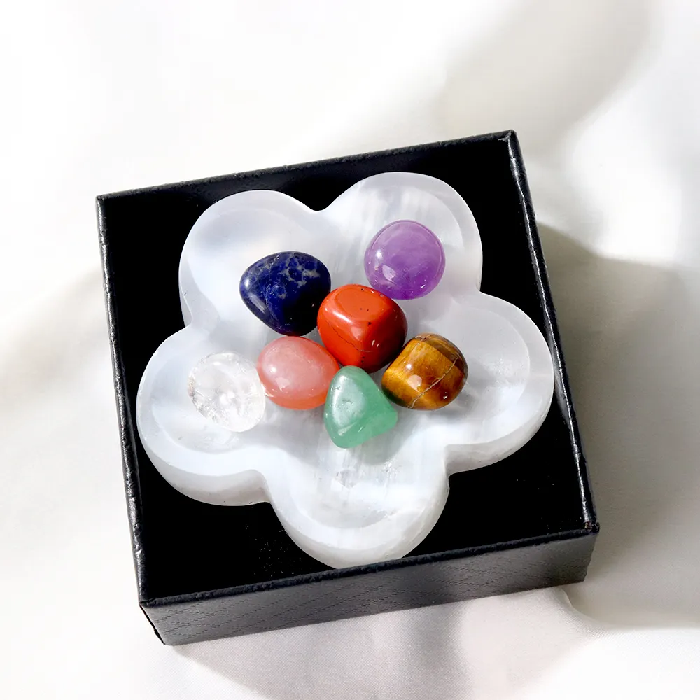 Großhandel Blumen geformte Kristalls chale Selenit sieben 7 Chakra setzt getrommelte Steine mit Box