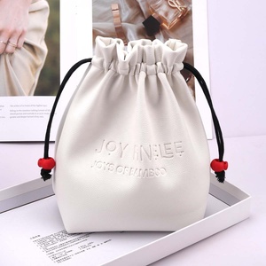 Bolsa de cosméticos de cuero PU con base cuadrada en relieve al por mayor, pequeña, blanca, para viaje, almacenamiento de brochas de maquillaje y dulces, con cordón. - Product Image 1