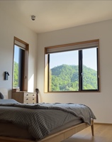 Ventana Abatible Grande de Vidrio con Aislamiento Acústico y Térmico para Comedor, Pared Exterior