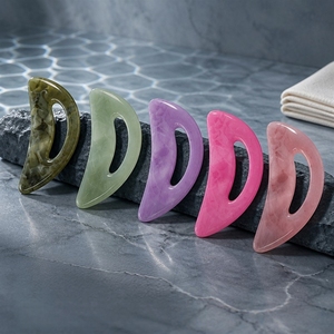 Planche de massage Gua Sha personnalisée en résine pour soins du visage, outil de beauté pour spa, usine OEM - Product Image 2