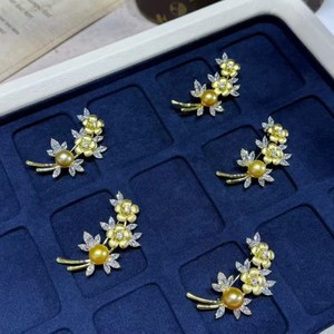 Broche en perles d'or de Nanyang, pétales de fleurs à la mode et fleurs de cristal, ajoutez de l'éclat à votre style avec des perles de gâteau glacé et des perles d'eau de mer - Product Image 3