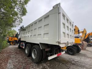 Camiones volquete de 10 ruedas de servicio pesado usado Sinotruck Howo 400HP arena minería 6x4 camión volquete en África para la venta - Product Image 5