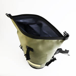 Mochila Nevera Aislada Ligera de 30L con Cierre Enrollable, Diseño Impermeable y a Prueba de Fugas sin Cremallera, 1.5kg para Hombres y Mujeres - Product Image 5