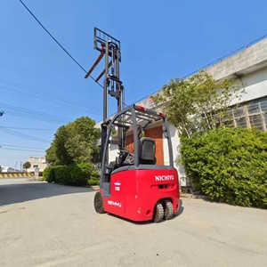 Montacargas NICHYU LPG de 1.5 Toneladas TRANSER 15 con Cabina Roja, Tracción en las Cuatro Ruedas, Desplazador Lateral Hidráulico, Neumáticos Sólidos, Mástil de Dos Etapas y Asiento - Product Image 1