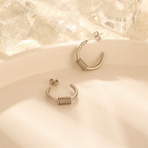 Boucles d'oreilles créoles en forme de C en acier titane plaqué or 18 carats, bijoux de mode simples - Product Image 5