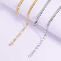 Collier ras du cou en acier inoxydable imperméable sans ternissement Collier serpent plat plaqué or 18 carats Chaîne à chevrons pour femme