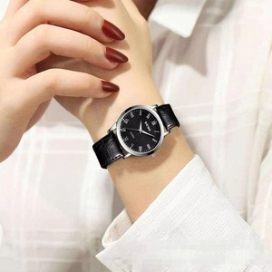 Montre à Quartz Étanche 3ATM en Cuir Décontractée Simple pour Hommes et Femmes, Chiffres Romains, Idéale pour les Couples - Vente en Gros pour le Secteur de la Mode - Product Image 2