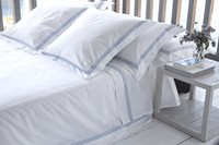 Parure de draps en coton blanc uni King avec bordure brodée triple couture, résistante aux plis, pour l'hôtellerie et la maison