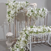 Arche de fleurs artificielles personnalisée style suspendu, avec gypsophile blanc et roses, pour centre de table de mariage