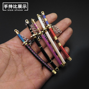 พวงกุญแจอัลลอยด์ขนาดเล็กสไตล์วินเทจทำจากสังกะสีมีน้ำหนักเบาเป็นอาวุธของเล่นรูปแบบจี้คาราบิเนอร์ของที่ระลึก - Product Image 3