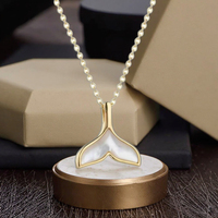 Collier tendance pour femme plaqué or 18 carats avec pendentif queue de dauphin et chaîne à maillons, idéal pour les anniversaires et le quotidien