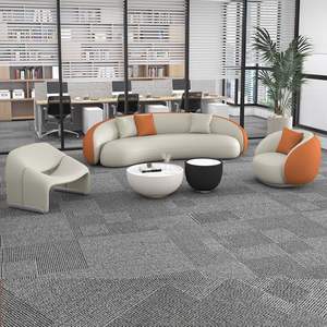 أريكة مكتب حديثة فاخرة خفيفة مع جلد اصطناعي مع مخلب قطة تصميم منحني لغرفة المعيشة وغرف المؤتمرات التجارية - Product Image 6