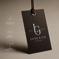Etiquetas de Papel Texturizado de Fibra de Bambú Sofisticadas con Elegante Grabado en Relieve con Tinta Blanca y Cordón de Seda Cruda para Bolsas de Lujo Orgánicas de Marcas de Prestigio