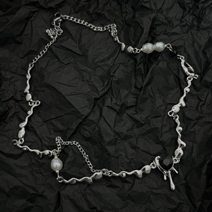 قلادة ضيقة من الماس الأسود Y2K قلادة جميلة وباردة للفتيات القوطية تصميم غير منتظم قلادة من الجلد الأسود - Product Image 2