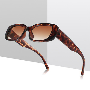 Gafas de sol de montura pequeña para mujer, protección UV400, montura de PC, ligeras, estilo urbano, cuadradas, origen Wenzhou - Product Image 2