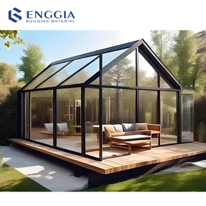 Élégance et fonctionnalité, véranda extérieure moderne sur mesure avec toit triangulaire et portes françaises en surbrillance - Product Image 2