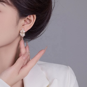 Boucles d'oreilles clous en argent tibétain, style luxe léger et élégant, plaqué or 18 carats, imitation perle, géométriques, nouvelle collection été, tendance - Product Image 5