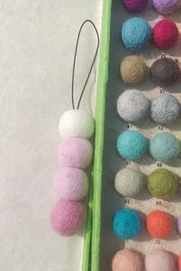 Oem bon marché personnalisé suspendu à la main breloque de voiture pince pour évent accessoire pompon 100% boules de feutre de <span class=keywords><strong>laine</strong></span> diffuseurs d'huile essentielle de voiture - Product Image 6