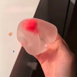 Jouets à presser en latex Mochi Fraise - Jouet anti-stress et pour déverser la colère pour amis, marque Onr, unisexe - Product Image 4