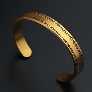 Juego de Joyería Personalizado de Fábrica, Brazaletes Inspiradores de Acero Inoxidable Chapados en Oro, Brazalete Abierto Grabado y Ajustable - Product Image 3