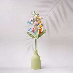 Bouquet de lys de la vallée tricoté à la main, artisanat en fil, décoration intérieure, décoration pour la Saint-Valentin - Product Image 4