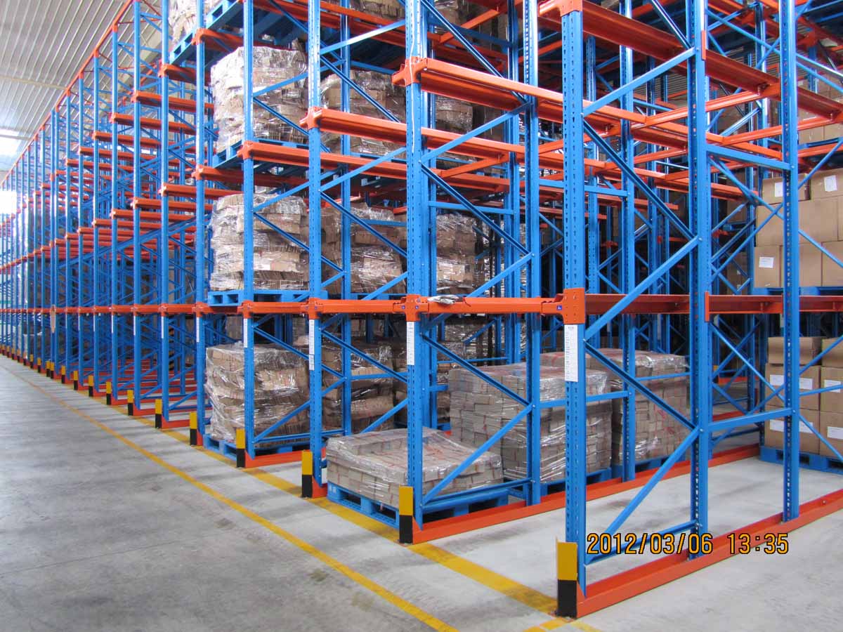 Customized Welded Steel Drive In Pallet Rack Dividers workshop