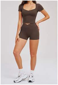 Conjunto de yoga para mujer: Top corto con cuello en V y leggings de cintura cruzada con efecto levantacola, de nailon, para gimnasio, fitness, running y ropa deportiva. - Product Image 4