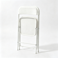 Chaise pliante blanche perforée en plastique pour hôtel, banquet, restaurant et événements en plein air