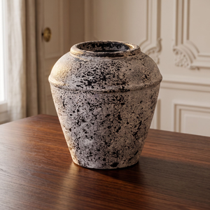 Este jarrón de cerámica blanca con manchas de estilo vintage, con un acabado desgastado y un encantador diseño de urna floral para una elegancia rústica. - Product Image 2