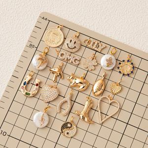 Boutique Zircon de Luxe | Pendentifs Pavés en Oxyde de Zirconium Placés Or 18K en Laiton | Pendentifs Fer à Cheval, Ballon de Foot, Cœur Bottillon, Patte de Lapin, Champignon - Product Image 3