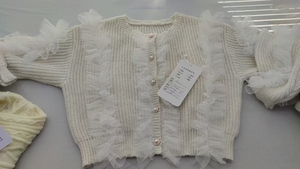 <span class=keywords><strong>Cardigan</strong></span> da Donna con Dettaglio Volant Completo, Colore Avorio, Bottoni Dorati, Collo Tondo, 420 Gsm, Morbido al Tatto, Fornitura all'Ingrosso per Primavera - Product Image 4
