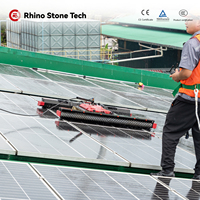 Machine avancée de nettoyage de panneau solaire Robot de nettoyage télécommandé de panneau solaire PV alimenté par batterie au lithium pour ferme solaire
