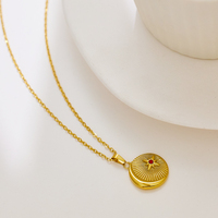 Collier pour femme Mlluki en acier inoxydable plaqué or 18 carats avec pendentif rond en zircon, lune et étoile du Nord