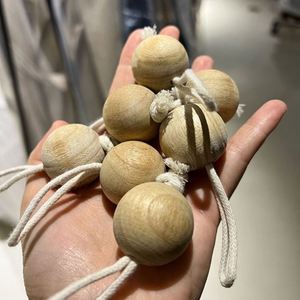 Bola de madera de alcanfor redonda de 3.5 cm con cuerda para repelente de insectos en armarios y ropa - Product Image 5