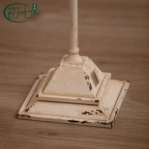 Candelabro Romántico Francés, Adorno Decorativo de Hierro Vintage, Base Cuadrada, Accesorio para Fotografía de Bodas, Color Blanco Claro - Product Image 4