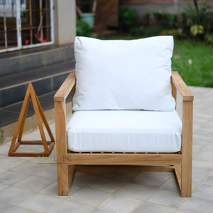 La chaise Bali Nusa présente un bois de teck finement poncé de couleur naturelle, idéale pour les espaces extérieurs, les maisons, les villas, les hôtels ou les complexes hôteliers. - Product Image 2